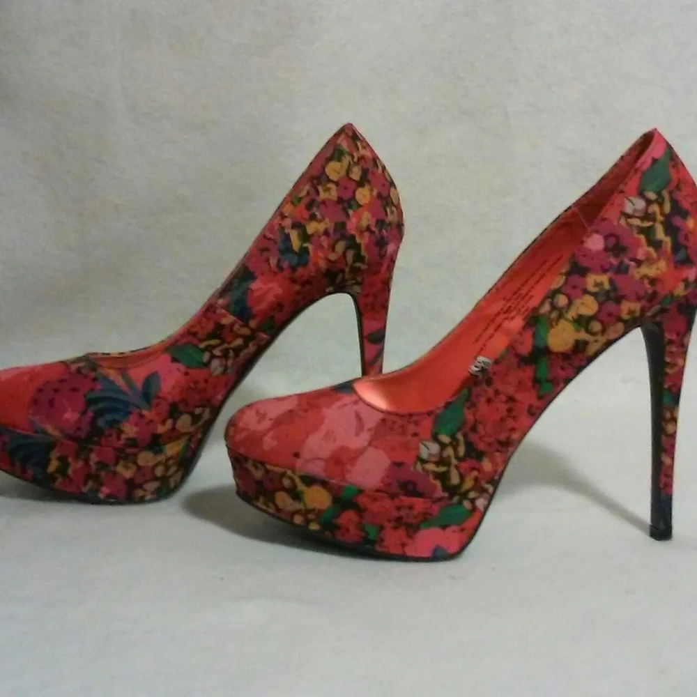 Vintage Red Pink Floral Fabric Platform Pumps, Size 9